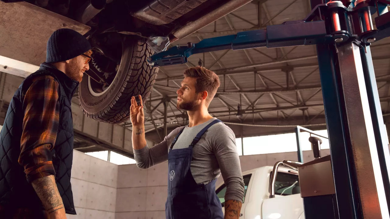 Un meccanico illustra al cliente i lavori da eseguire